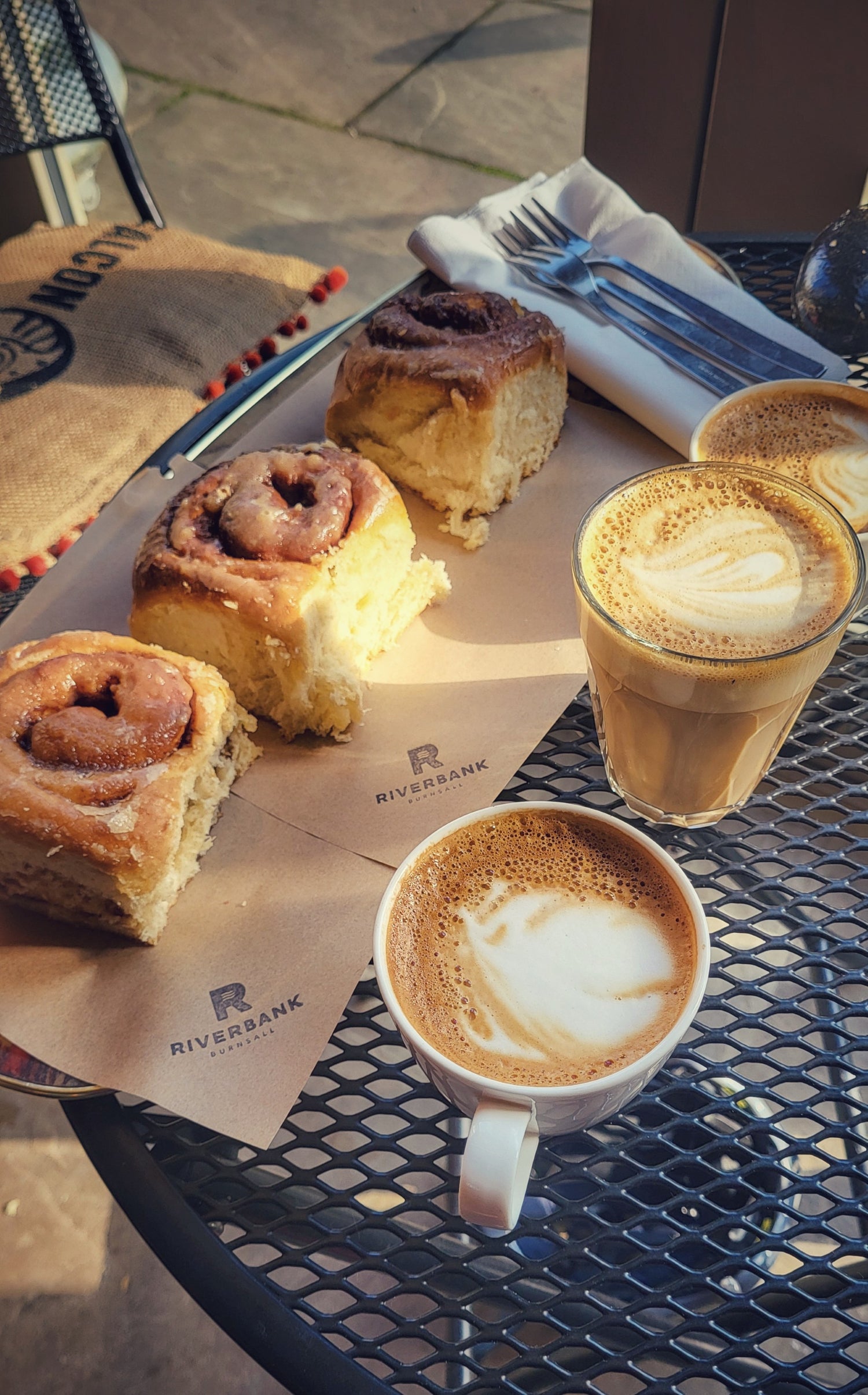 Cozy-coffee-break-outdoors- featuring-delicious-cinnamon-buns- and-frothy-cappuccinos-in-the-warm-afternoon-sun