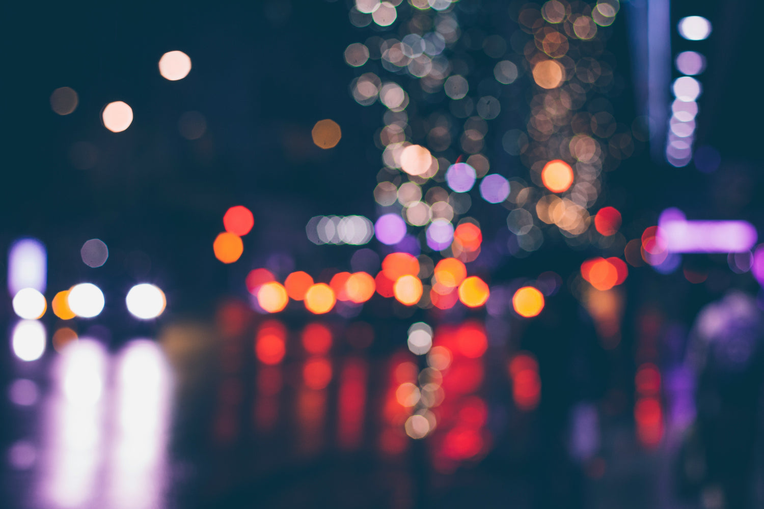 Out-of-focus-background-of-red- orange-and-white-city-lights-at-night-creating-colorful-bokeh